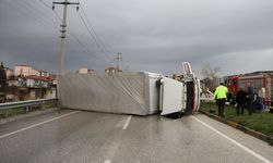 Manisa'da kamyonun devrilmesi sonucu sürücünün yaralandığı kaza anı güvenlik kamerasında