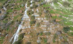 Mardin'de 'Emrud travertenleri' olarak bilinen su kaynağının oluşturduğu çağlayanlar ve şelaleler dronla görüntülendi