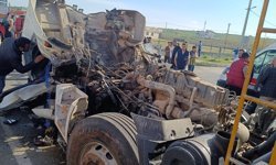 Mardin'de tır ile kamyonun çarpıştığı kazada 1 kişi öldü