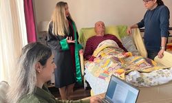 Marmaris'te hakim ve adliye personeli, vesayet davası için yatalak hastanın evine gitti