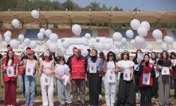 Mersin'de Kızılay gönüllüleri okul saldırısında hayatını kaybedenleri gökyüzüne balonlar bırakarak andı