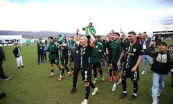 Nesine 2. Lig'e yükselmeyi garantileyen 12 Bingölspor'da şampiyonluk sevinci