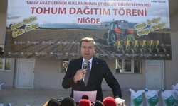 Niğde'de çiftçilere nohut ve kuru fasulye tohumu ile çilek fidesi dağıtıldı