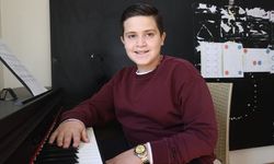 Otizmli Mete piyano sayesinde hayatını renklendirdi