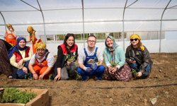 Özel gereksinimli bireyler toprakla uğraşarak rehabilite oluyor