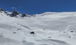 Rize'de karlar altında kalan yayla evleri havadan görüntülendi