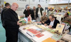 Sağlık Bakanlığı Teftiş Kurulu Başkanı Hacıfazlıoğlu, 23. Ankara Kitap Fuarı'nda kitaplarını imzaladı: