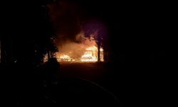 Sakarya'da 2 araç yandı, iş yerleri, depo ve evde hasar oluştu