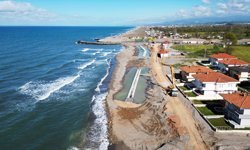 Sakarya'nın Karasu kıyısındaki erozyona sahil koruma duvarıyla önlem alınıyor