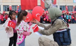 Siirt'te jandarma, köy çocuklarının bayramını etkinliklerle kutladı