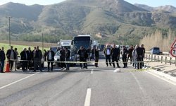 Sivas'ta devrilen tırın sürücüsü yaralandı