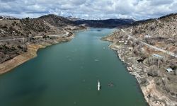 Sivas'ta kuraklığın etkisiyle gün yüzüne çıkan köy yağışlarla yeniden baraj suları altında kaldı