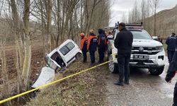 Sivas'ta şarampole düşen hafif ticari araçtaki aynı aileden 3 kişi öldü