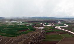 Sivas'ta yağışların ardından köy yolunu ulaşıma kapatan su tahliye edildi