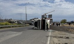 Tekirdağ'da ayçiçeği yüklü tır devrildi