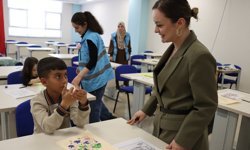 Üniversiteli gençler mahalledeki çocuklara ücretsiz eğitim vererek gelişimlerini sağlıyor