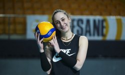 VakıfBanklı voleybolcu Ayça Aykaç Altıntaş'ın hedefi sarı-siyahlı takıma kupayla veda etmek: