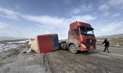 Van'da devrilen tırın dorsesindeki tonlarca karpuz zarar gördü