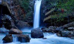 Yağışlar Karaçay Şelalesi'nin debisini artırdı