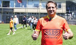 Yıllar sonra oynanan tarihi derbide dostluk kazandı