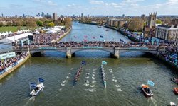 İngiltere'de Oxford ve Cambridge arasında geleneksel kürek yarışı yapıldı