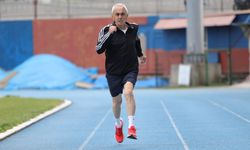 78 yaşındaki emekli bankacı atletizmde pistlerin tozunu attırıyor