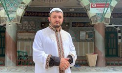 Adana'da camide kalp krizi geçiren kişinin imamın müdahalesiyle kurtulması kamerada