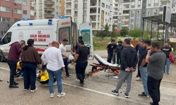 Adana'da hafif ticari aracın çarptığı motosikletteki 2 kişi yaralandı