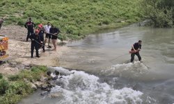 Adana'da nehirden geçmeye çalıştıkları kamyonda mahsur kalan 2 kişiyi itfaiye kurtardı