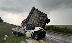 Afyonkarahisar'da üzerine tır dorsesi devrilen kamyonetin sürücüsü hayatını kaybetti