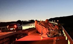Aksaray'da refüje çarpan otomobildeki 7 kişi yaralandı