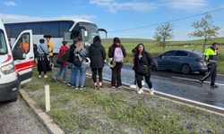 Aksaray'da refüje çarpan tur otobüsündeki 16 kişi yaralandı