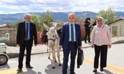 Almanya'dan Erzincan'a gelen gurbetçi, eşek sırtındaki kitap ve kırtasiye malzemelerini öğrencilere dağıttı