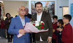 Amasya'da 47 yıllık öğretmen öğrencilerinin alkışlarıyla emekliliğe ayrıldı