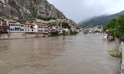 Amasya'da etkisini sürdüren sağanak Yeşilırmak'ın debisini yükseltti
