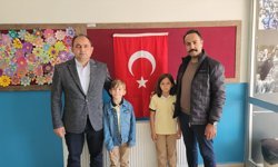Amasya'da ilkokul öğrencilerinin Türk bayrağına gösterdiği sevgi kamerada