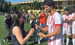Amatör futbolcu, sahada kız arkadaşına sürpriz evlenme teklifinde bulundu