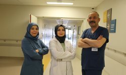 Anne, baba ve kızları aynı hastanede omuz omuza mesai yapıyor
