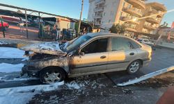 Antalya'da yangın çıkan otomobil kullanılamaz hale geldi