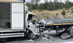 Arnavutköy'de tıra çarpan kamyonetin sürücüsü öldü