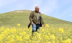 Avcılığı bırakıp kendini kuş gözlemciliğine adadı