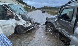 Aydın'da minibüs ile pikabın çarpıştığı kazada 5 kişi yaralandı