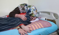 Azmiyle kanseri yenen Ayten anne, yatağa bağımlı oğluna şefkatle bakıyor