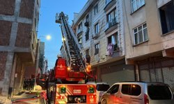 Bağcılar'da apartman dairesinde çıkan yangın hasara neden oldu