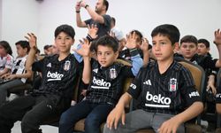 Beşiktaş Dostluk Grubu, okul saldırısında yaralanan Mustafa'ya forma hediye etti