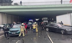 Beylikdüzü'nde 4 aracın karıştığı trafik kazasında 4 kişi yaralandı