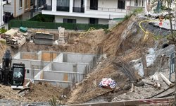Beylikdüzü'nde inşaat çalışması sırasında yolun kayması cep telefonu kamerasında