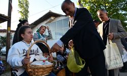 Bilecik'te köy meydanında bayramlaşan vatandaşlar geleneklerini sürdürüyor