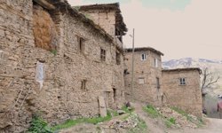 Bitlis'te doğayla bütünleşen taş evler ilkbaharda fotoğraf tutkunlarını ağırlıyor