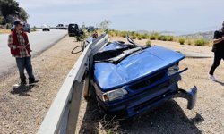 Bodrum'da bariyerlere saplanarak tavanı parçalanan otomobilin sürücüsü yaralandı